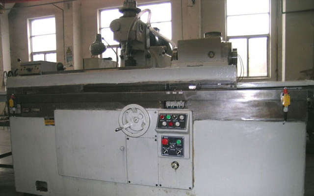 長(zhǎng)春一汽車(chē)橋分公司YB6212半自動(dòng)萬(wàn)能花鍵軸銑床